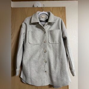 Women’s Medium coat in a tan/oatmeal color